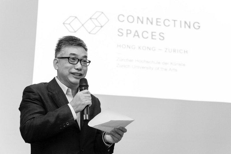 Connecting Spaces – connecting Hong Kong and Zurich. Co-Curator Desmond Hui talking to the audience.