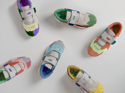 Durch die Reparatur mit Restleder erhalten die NEUNOI-Schuhe ihr einzigartiges, farbenfrohes Design. © ZHdK.