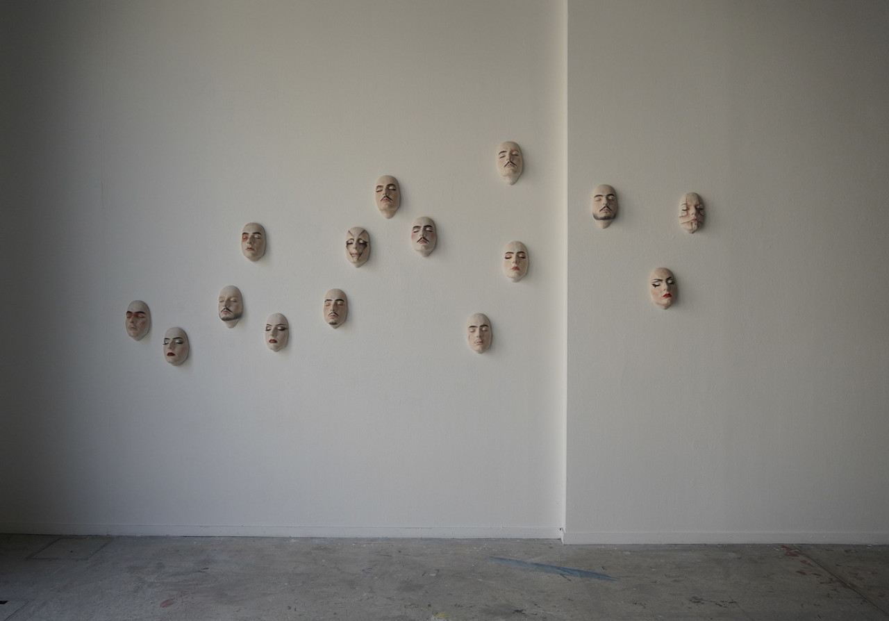 THE FACE I KEEP REMAKING (PERSONAL MAKEUP ARCHIVE) 2025 - laufend Wandinstallation, Gipsabdrücke bemalt mit Makeup Variable Gesamtgrösse, Gipsabdrücke je 15 x 22 x 15 cm