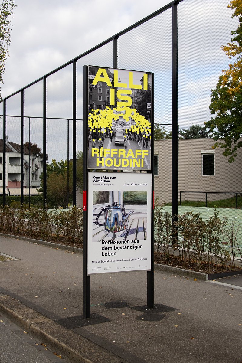 riffraff1.jpg Plakat der Kampagne «Alli is Riffraff/Houdini» in der Stadt vor einem Sportplatz. Auf dem Plakat sind viele Menschen zu sehen, alle Gesichter sind kleine gelbe Punkte. Gelbe Schrift: «Alli is Riffraff/Houdini».