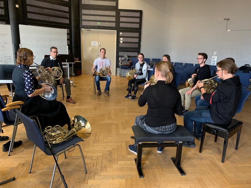 Prof. Mischa Greull unterrichtet anlässlich seines Besuches in Helsinki die Studierenden der Hornklasse der Sibelius Akatemia. Auf dem Bild sind auch Mitglieder des Jugendsinfonie Orchesters Zürich zu sehen, die zur gleichen Zeit in Helsinki auf Konzertreise waren. Foto: Erja Joukamo-Ampuja