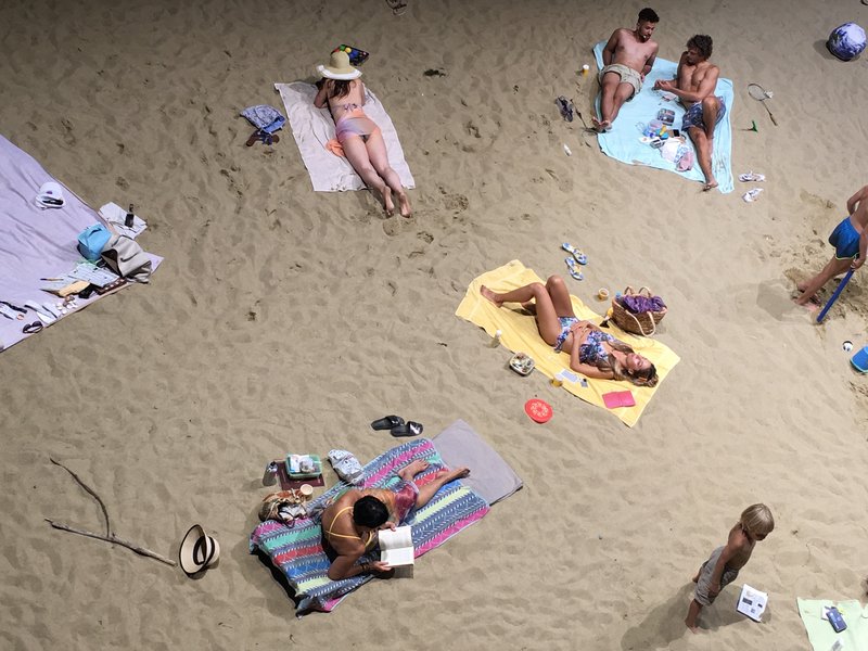 Bild von Menschen, die am Strand liegen