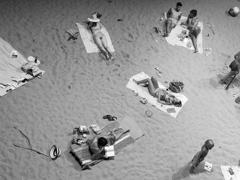 Bild von Menschen, die am Strand liegen