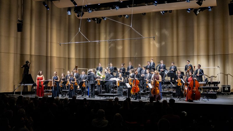 PreCollege Orchestra Zürich | Franz Schubert (1797–1828) - Winterreise
Liederzyklus nach Texten von Wilhelm Müller (1794–1827) orchestriert von Massimiliano Matesic für das PreCollege Orchestra Zürich und Bariton

Dirigent | Massimiliano Matesic
Bariton | Manuel Walser

aufgeführt am 29. Dezember 2018  |  grosser Konzertsaal, Toni-Areal

© PreCollege Musik der ZHdK
