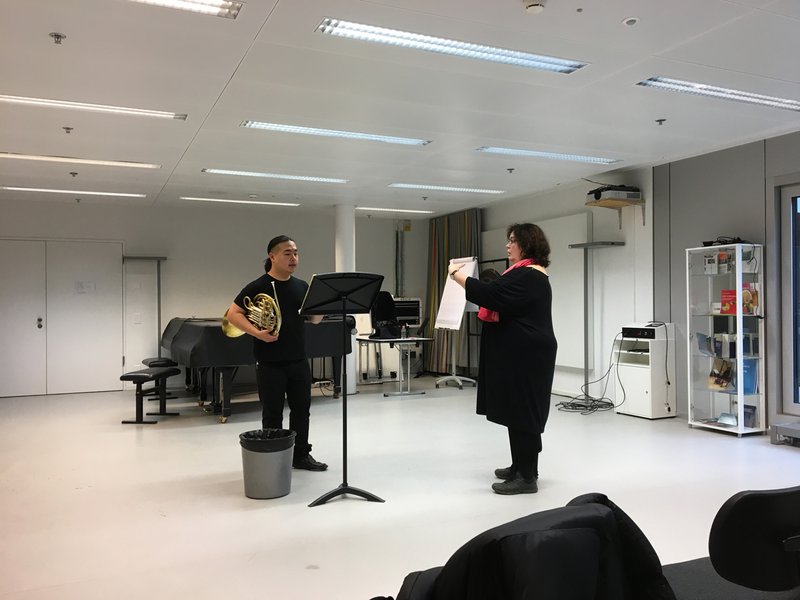Prof. Erja Joukamo-Ampuja unterrichtet anlässlich ihres Besuches in Zürich an der ZHdK die Studierenden aus den Hornklassen. Foto: Mischa Greull