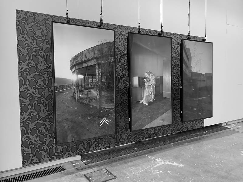 THIRD PLACE 2025 Installation, Drei 65" Samsung-Fernseher, Textiltapete (2 × 3,5 m), drei Videos mit 360-Grad-Rundgänge (Cugnasco, Faido, Luzern - Schweiz)