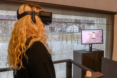 Besucherinnen und Besucher tauchen dank VR-Brille in die Region rund um den Grossen Aletschgletscher ein. Bild: © SNP