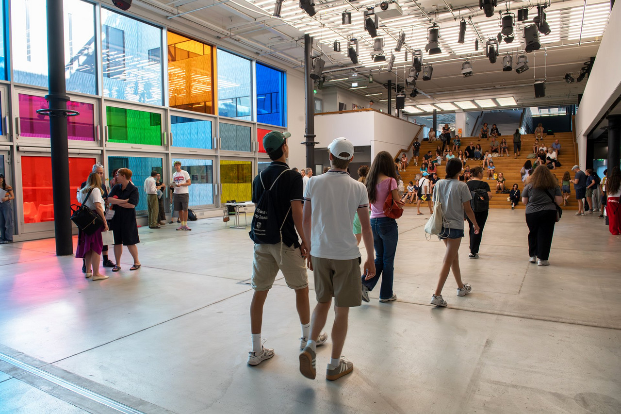 Decorative image of students at ZHdK