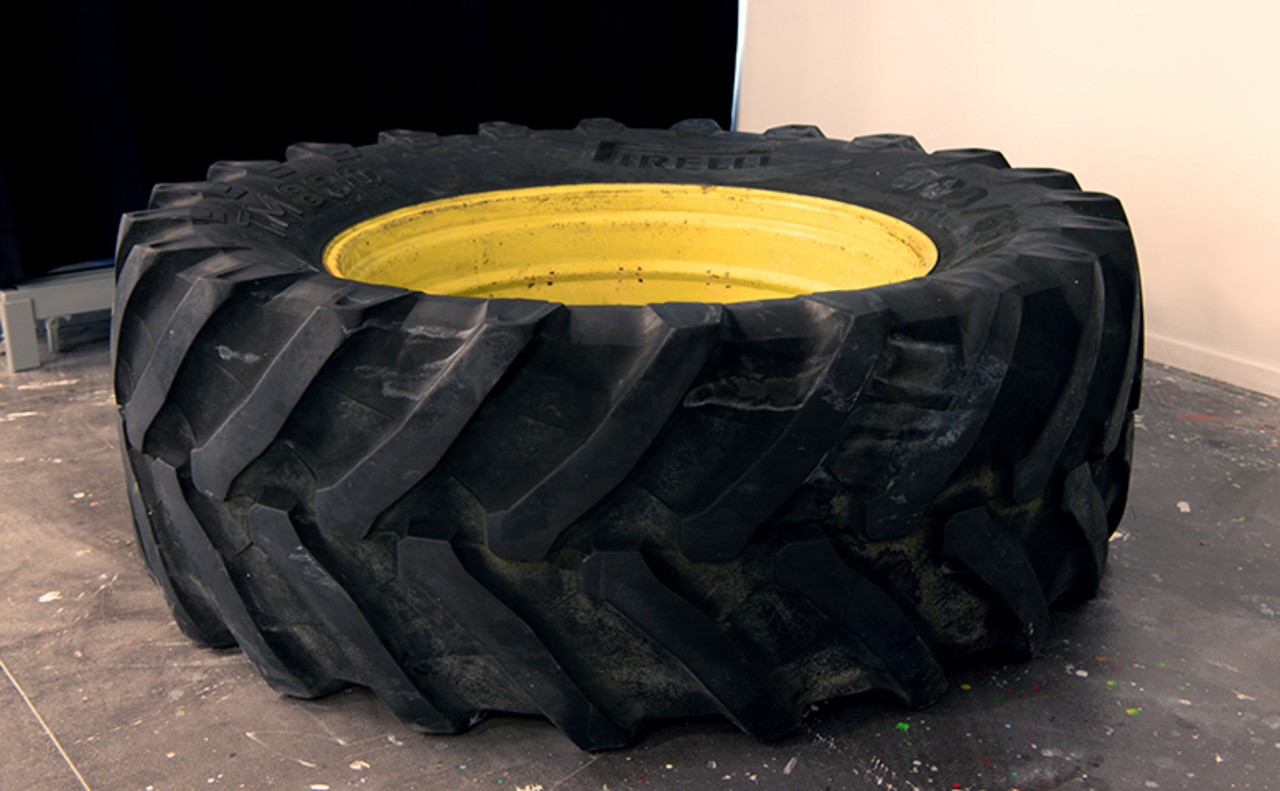 HOME  YOU MUST FEAR SNAKES IN SUMMER, WOLVES IN WINTER AND MONTAVONS IN ANY SEASON 2025 Videoinstallation, 8 min 37 Sek  MOM 2025 MDF-Holz, Weisheitszahn, Bleifüllung 20 x 20 cm  DAD 2025 600/65 R 38 Pirelli Reifen, 38 in John Deere Felge 176,8 x 56 cm