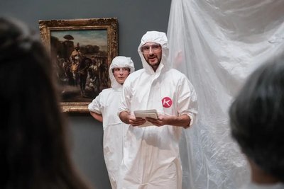 Personen mit weissem Kittel in Kunstausstellung