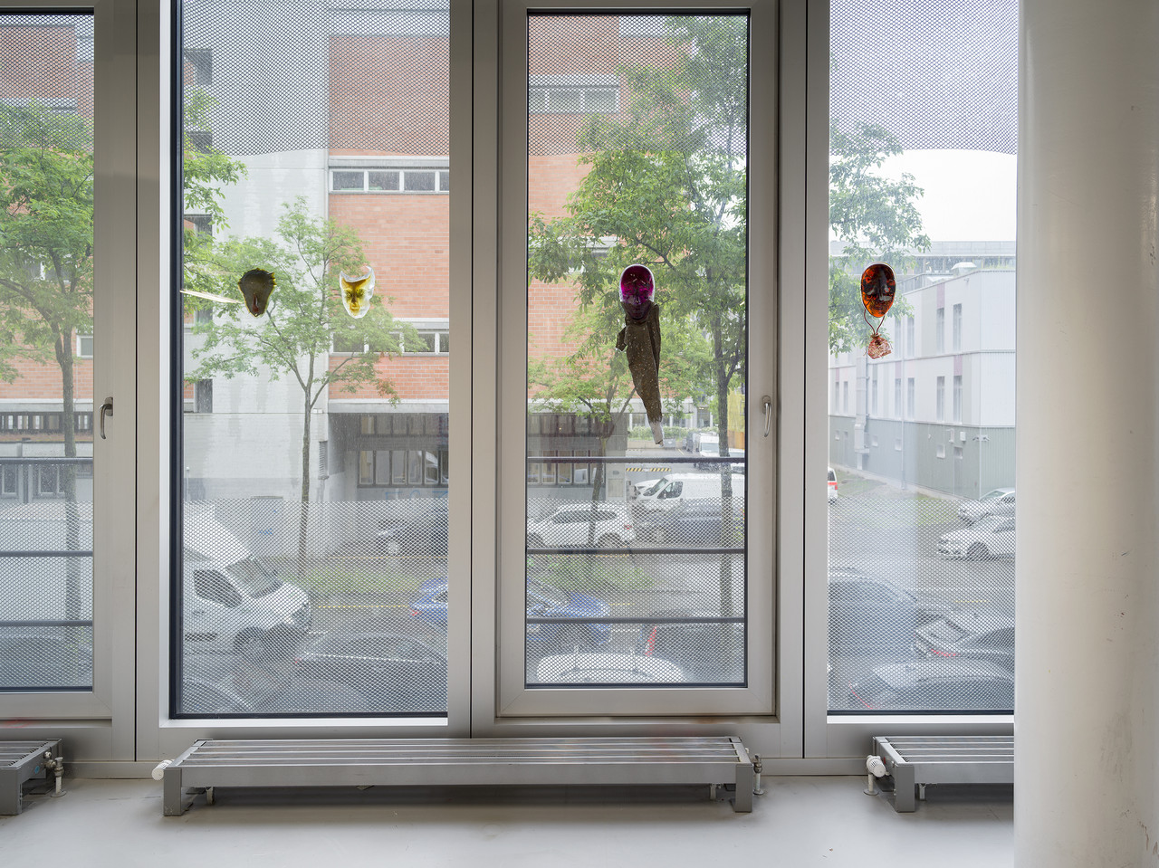 AND YET 2024 Im Studio angehäufte Materialien (gefunden, geschenkt, gestohlen, gekauft) von nicht realisierten Arbeiten, Material-Fragmente aller Arbeiten, die der Künstler im gleichen Zeitraum produziert, präsentiert, ausgestellt hat; Festkörper: prothetische Augäpfel, Schlagrute mit Blutresten, pneumatische Rohre, Kabel, Streckmetall, Schlüssel von Freund:innen, HDD-Festplatte, Teile eines iphones, RAM-Speicherkarte, Ziegelstein, getrocknete Blumen und Samen, Nüsse, Uhrzeiger, Neuro-Ball, Glasscherben, Schnapsflaschen (Kleiner Feigling, Jägermeister), Silikon-Lippen und Zunge, Sonnenbrille, Schutzbrille, Ketten, Radiergummi in Nigiri-Form, Brosche «Glück», Dichtungsringe, kleiner Vogel aus Glas, Schmuck, Plastik-Schwein, Wespennester, PLA-Abfälle von 3D-Drucker, Kristall in Ei-Form, Kaktus, CPU-Lüfter, Wasserwaage, Schrauben, Prothesenzähne, Acryl-Kristalle, USB-Stick mit Bildern, Flechten aus der Heimat des Künstlers; Flüssigkeiten: Epoxidharz, Spirituosen (Kleiner Feigling, Jägermeister), platinvernetztes Silikon, Urushi, Wasser, Glassfarben, Polyurethan, Bienenwachs, Desinfektionsmittel; Pulver: Farbpigmente, Aluminium, Alkaloide, Antidepressiva (Trazodon, SSRIs), Benzodiazepine, Kodein, Kupfer, Kobalt. Keine Dimensionen.