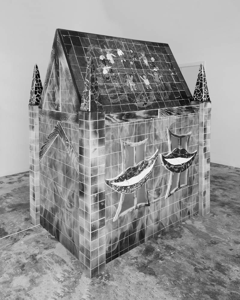 4 SPADE NEL CUORE (PARANOIA) 2024 Holz, glasierte Keramik, Flexfugen, Plexiglas, Neonlicht