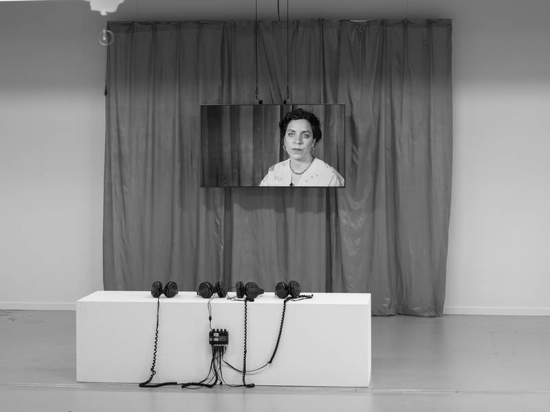 INSIDE OUTSIDE ARTIST MOTHER ECHO CHAMBER 2024 Videoinstallation, 15 Minuten, Bildschirm vor goldenem Vorhang 