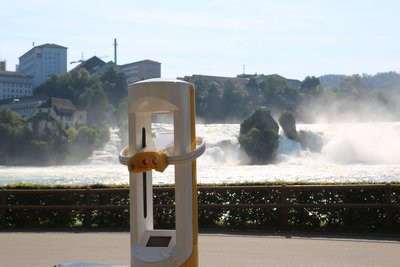 Schweiz-Premiere am Rheinfall: die wetterfeste VR-Station des «Fischoskops». Foto: Alessandro Holler