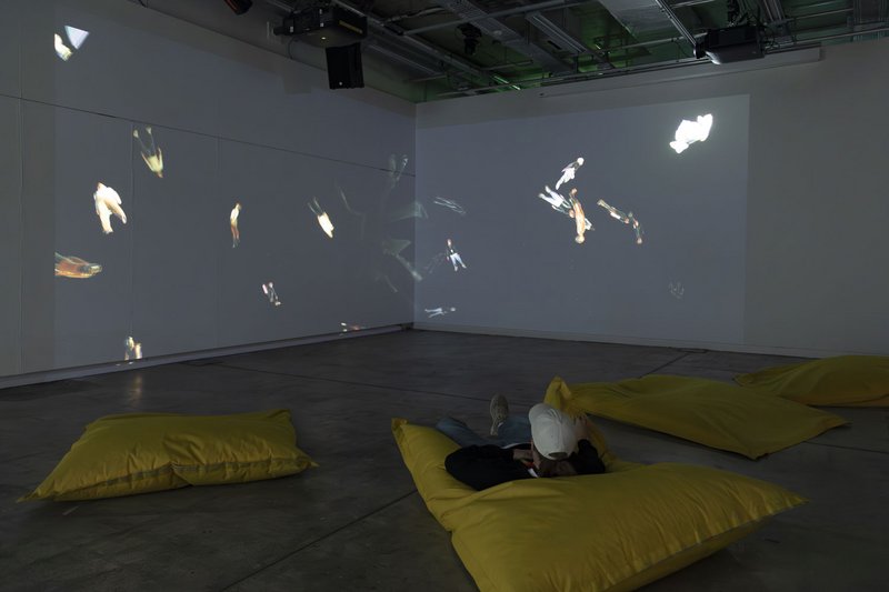 «reconFIGURE» vom Immersive Arts Space. Sitzsäcke auf dem Boden. An den Wänden digitale Abbilder der Besuchenden. © David Jäggi.