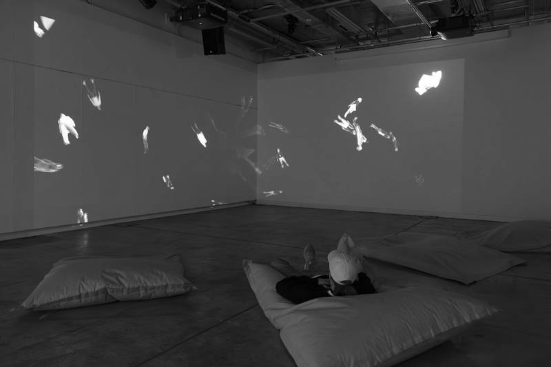 «reconFIGURE» vom Immersive Arts Space. Sitzsäcke auf dem Boden. An den Wänden digitale Abbilder der Besuchenden. © David Jäggi.