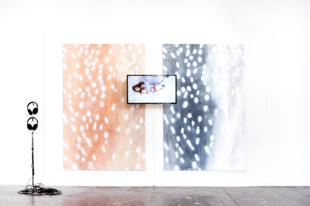 g.i.r.l (GIRL IN REAL LIFE) 2025 Acryl auf Leinwand, Bildschirm, Kopfhörer 270x350cm, 3' 22''