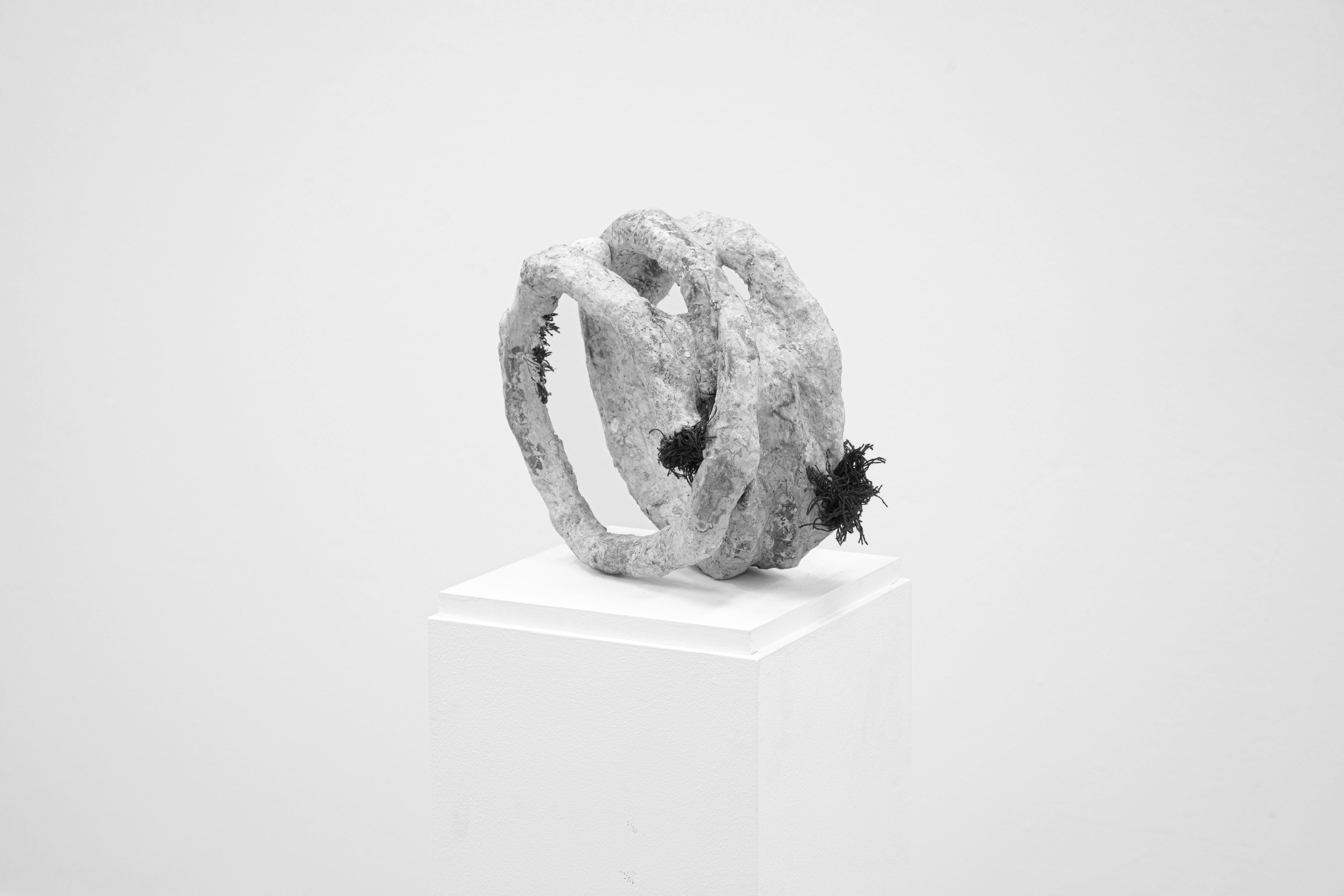 MELTING AND WAITING 2023 Knäuel, Papier, Gips, Leim Skulpturen 24 x 26 x 17 cm  