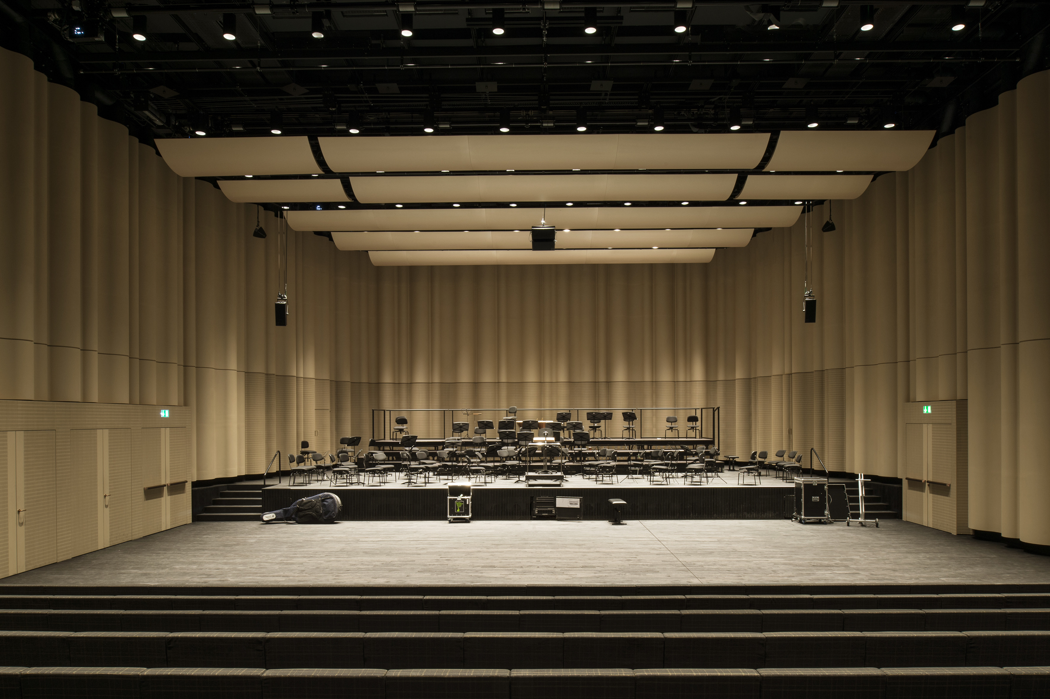 Глав сцена. Концертный зал Concert Hall. Акустика концертного зала. Акустические панели для концертных залов. Акустика в концертном зале.