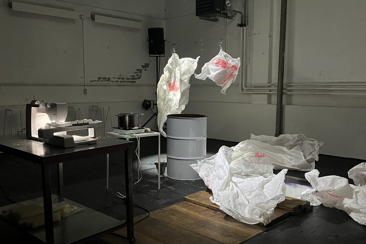 «versorgen» von Julia Urech; Copyright: Daniela Lenzin dekoratives Bild