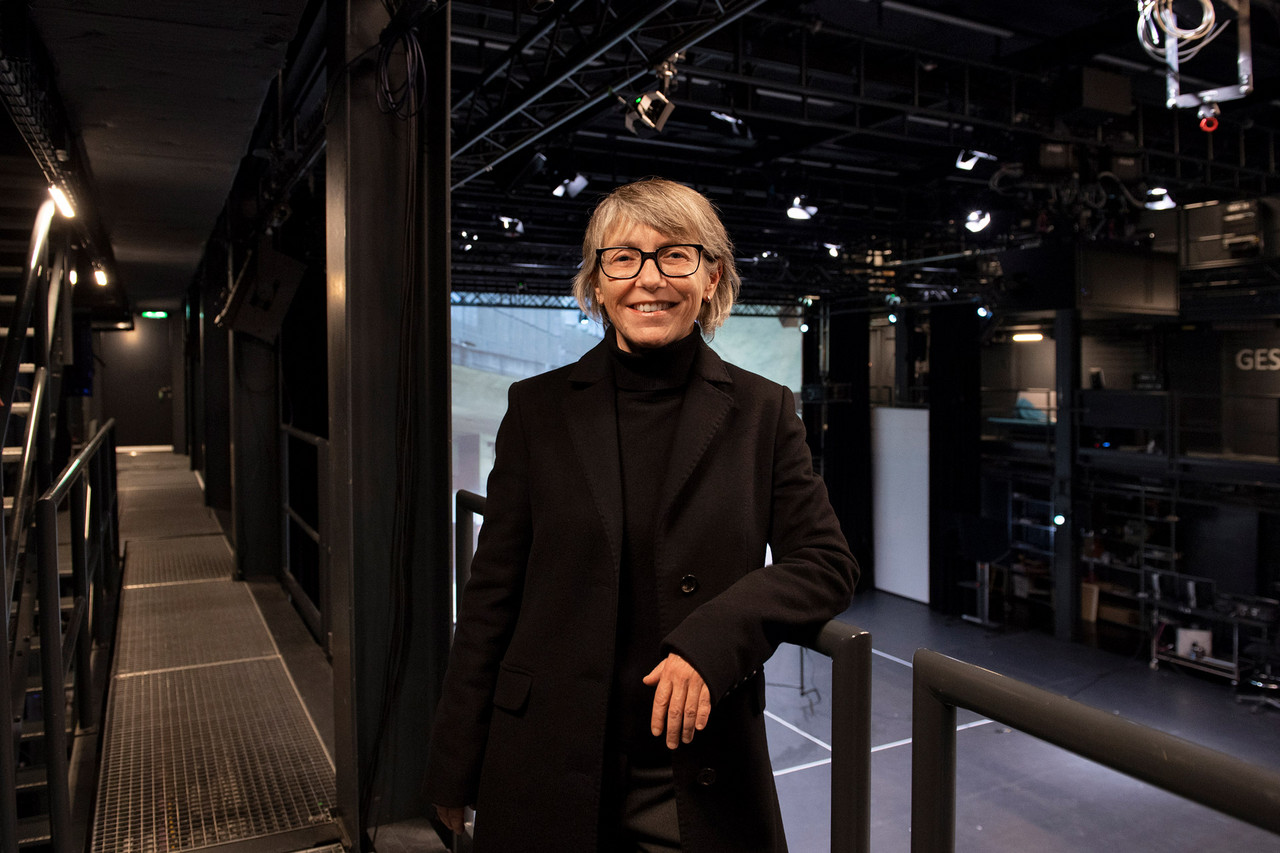 Frau in Filmstudio