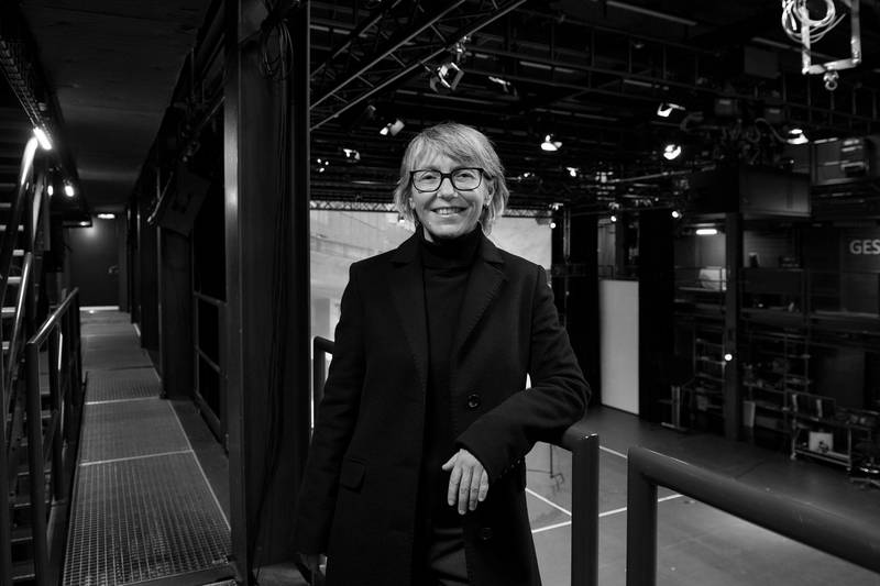 Frau in Filmstudio