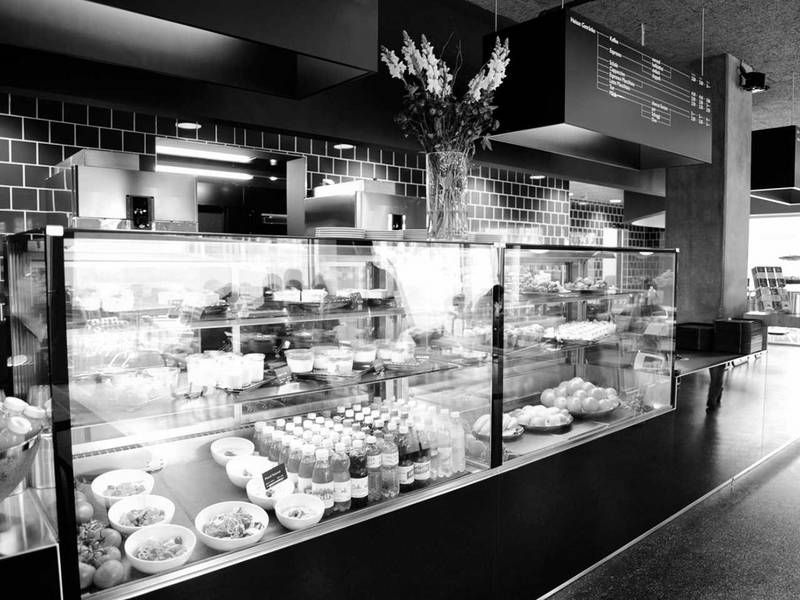 Foto: Vitrine mit Speisen in der ZHdK-Kantine "Chez Toni"
