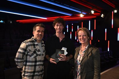 Winner of the «Eyes & Ears Award» in the «New Talents» category Luca Bass (middle). © Photo: Jan Knoff / Eyes & Ears of Europe 2024.