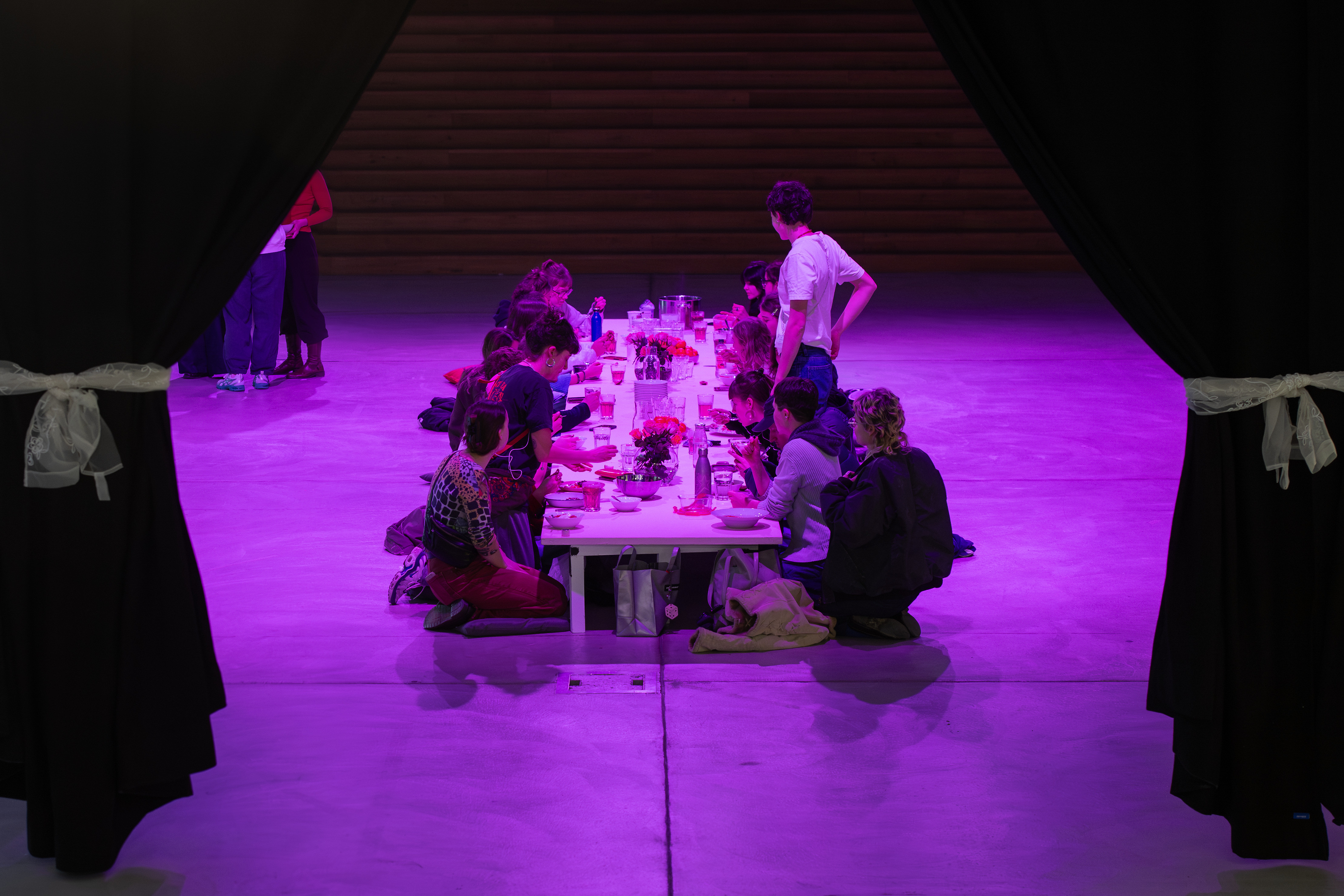 [Translate to English:] Gemeinsamer Art-Education-Lunch in der Kaskadenhalle, Bild: Guillaume Musset