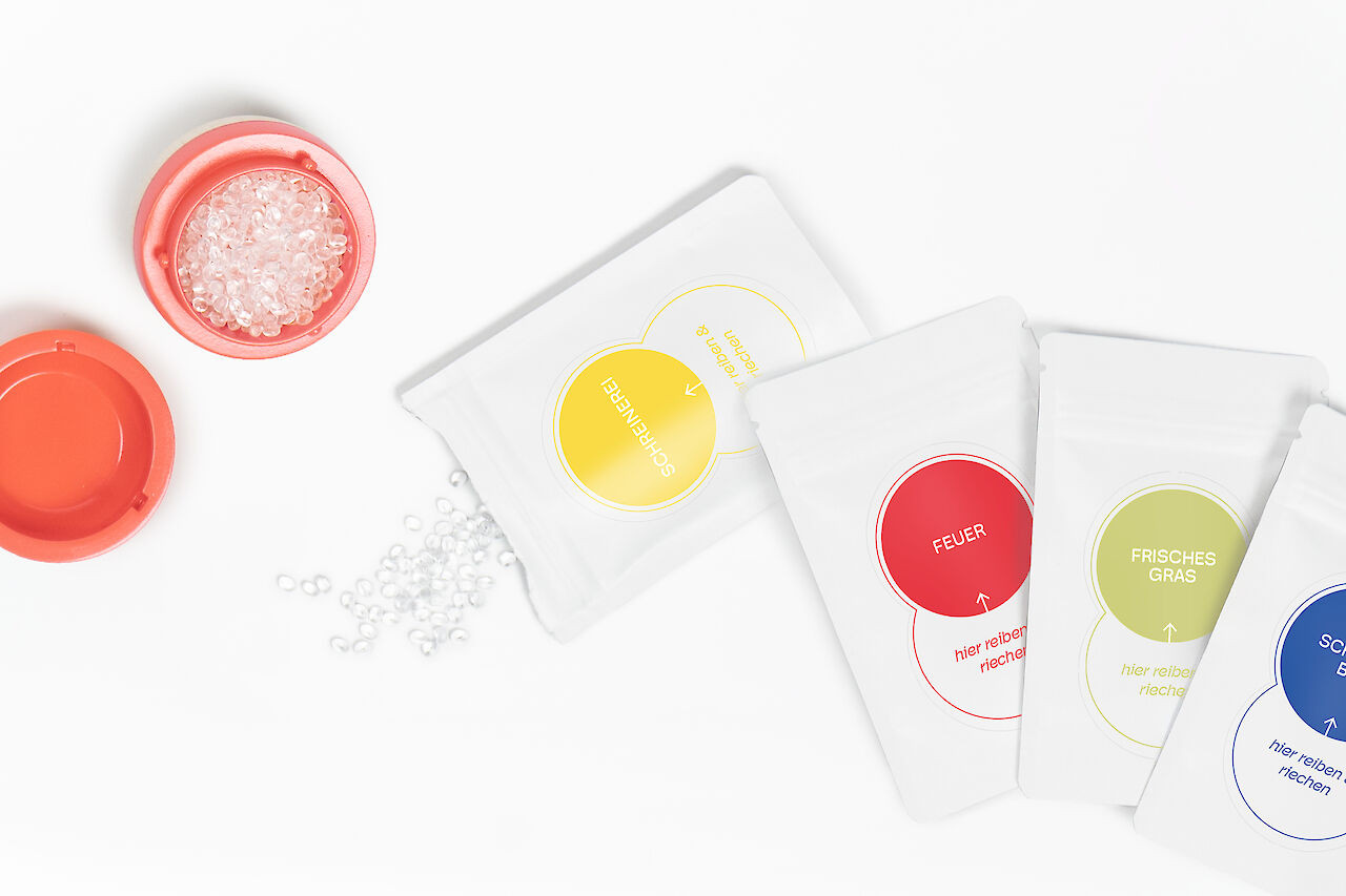 Feuer, Waldboden, frisches Gras: Jede Biografie ist mit eigenen Geruchserinnerungen verknüpft. Memoscent erstellt daraus ein individuelles Duftset. © ZHdK.