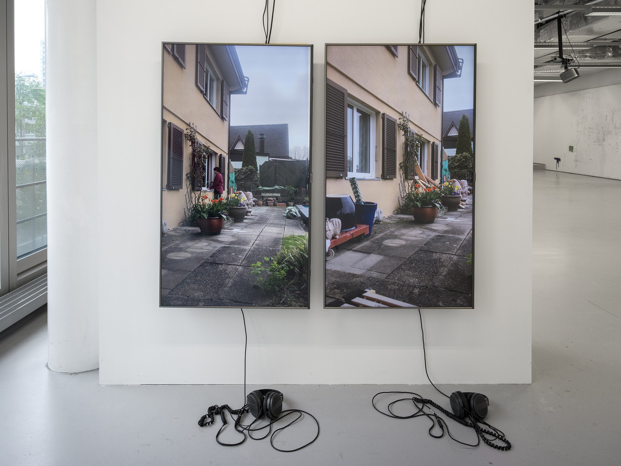 THE ERATH SO SOFT, A PLACE TO BE IN 2024 Videoinstallation 2-Kanal Video, Ton, 15 Minuten, Loop