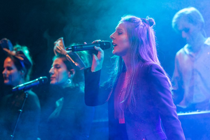 Bild: Musizierende auf der Bühne
