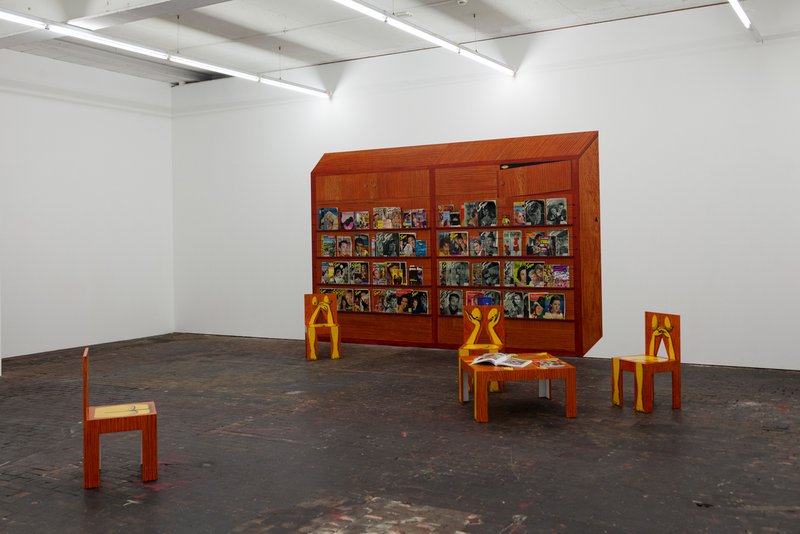 Ausstellungsansicht, FOTOROMANZA mit einer ortspezifischen Intervention von Sarah Margnetti zu einer Sammlung von Fotostorys, Genf, 2022 © Massimiliano Rossetto, mit freundlicher Genehmigung von: Giada Olivotto und Camilla Paolino für one gee in fog