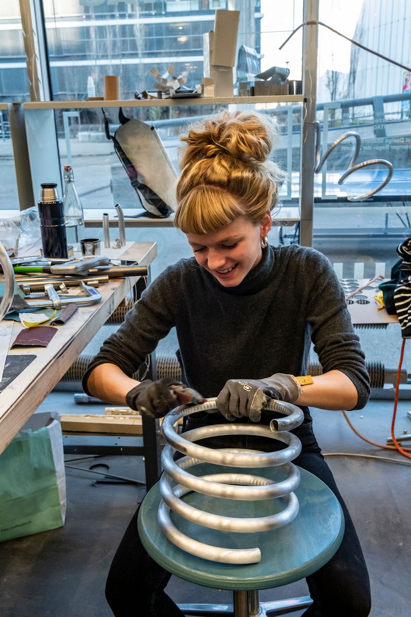 Studentin in der Metallwerkstatt. Foto: Betty Fleck © ZHdK