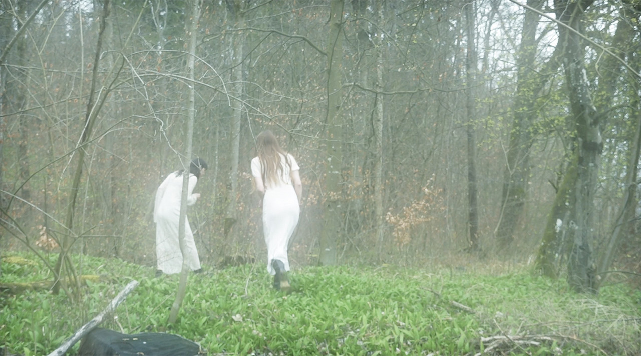 HOLDING ON TO THE MEMORIES OF GIRLHOOD 2024 Videoprojektion mit Live performtem Score, 8’02“