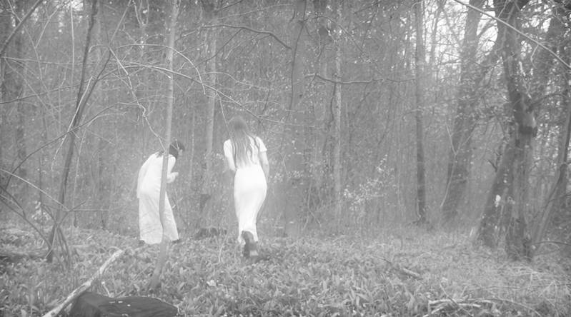 HOLDING ON TO THE MEMORIES OF GIRLHOOD 2024 Videoprojektion mit Live performtem Score, 8’02“