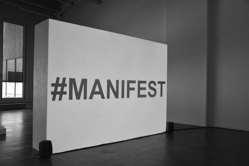 GET YOUR BODY BACK 2025 Videoprojektion auf freistehende Wand, Lautsprecher, HD-Video mit Ton, Farbe, Loop, 3'45'', Sound von Chewlie 270 cm x 220 cm x 55 cm