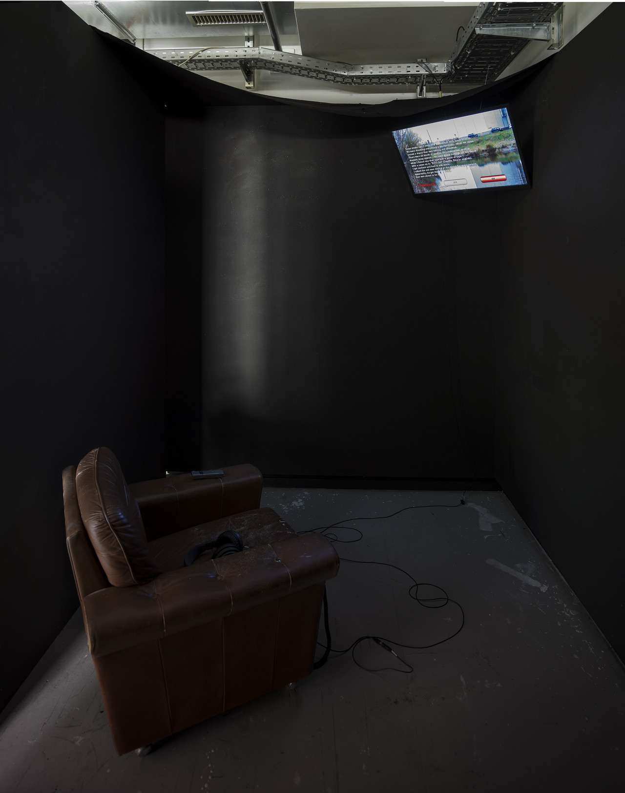 RITO DODICESIMO 2025 Bildschirm, DVD-Player, Armsessel, Ein-Kanal-Video-Projektion (Farbe, Ton) 12:50 min