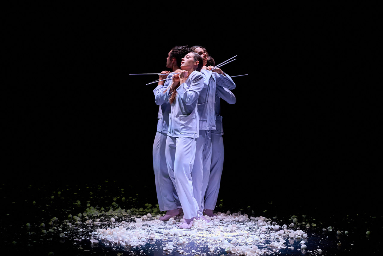 Foto von Maria Cheilpoulou, Choreographie Nora Werren, getanzt von BA Tänzerinnen und Tänzer. Research with Contemporary Dance.