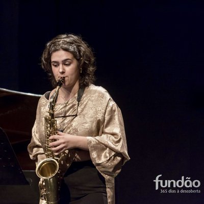 Leonor mit Instrument