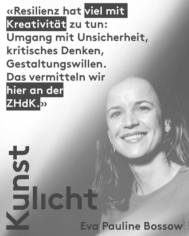 Frau auf Texttafel