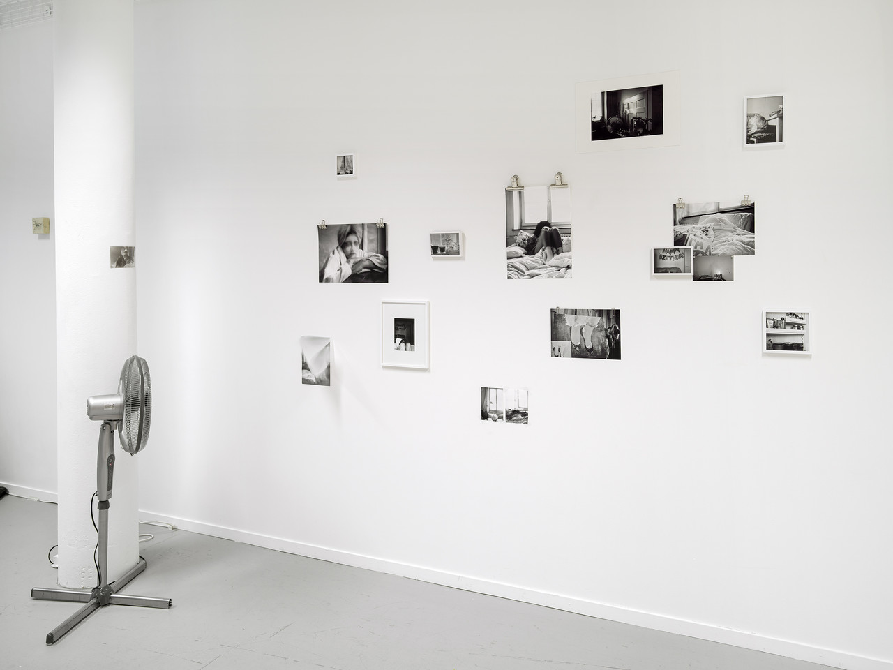 A HOUSE OF ONE'S OWN 2025 Lochkamerafotografien, Fächer, Metallklammern, Transparentpapier Variable Dimensionen