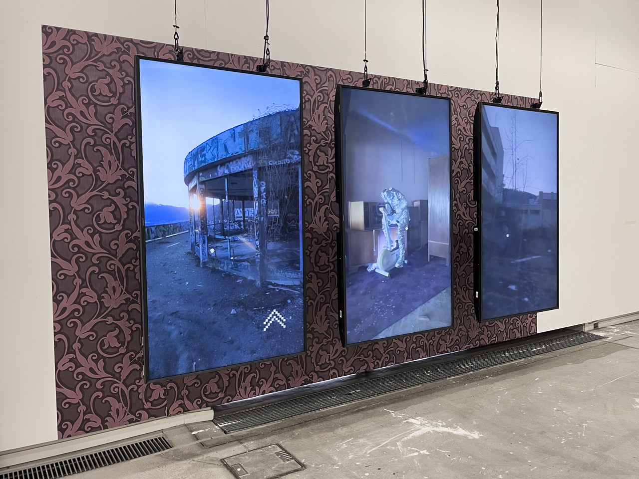 THIRD PLACE 2025 Installation, Drei 65" Samsung-Fernseher, Textiltapete (2 × 3,5 m), drei Videos mit 360-Grad-Rundgänge (Cugnasco, Faido, Luzern - Schweiz)