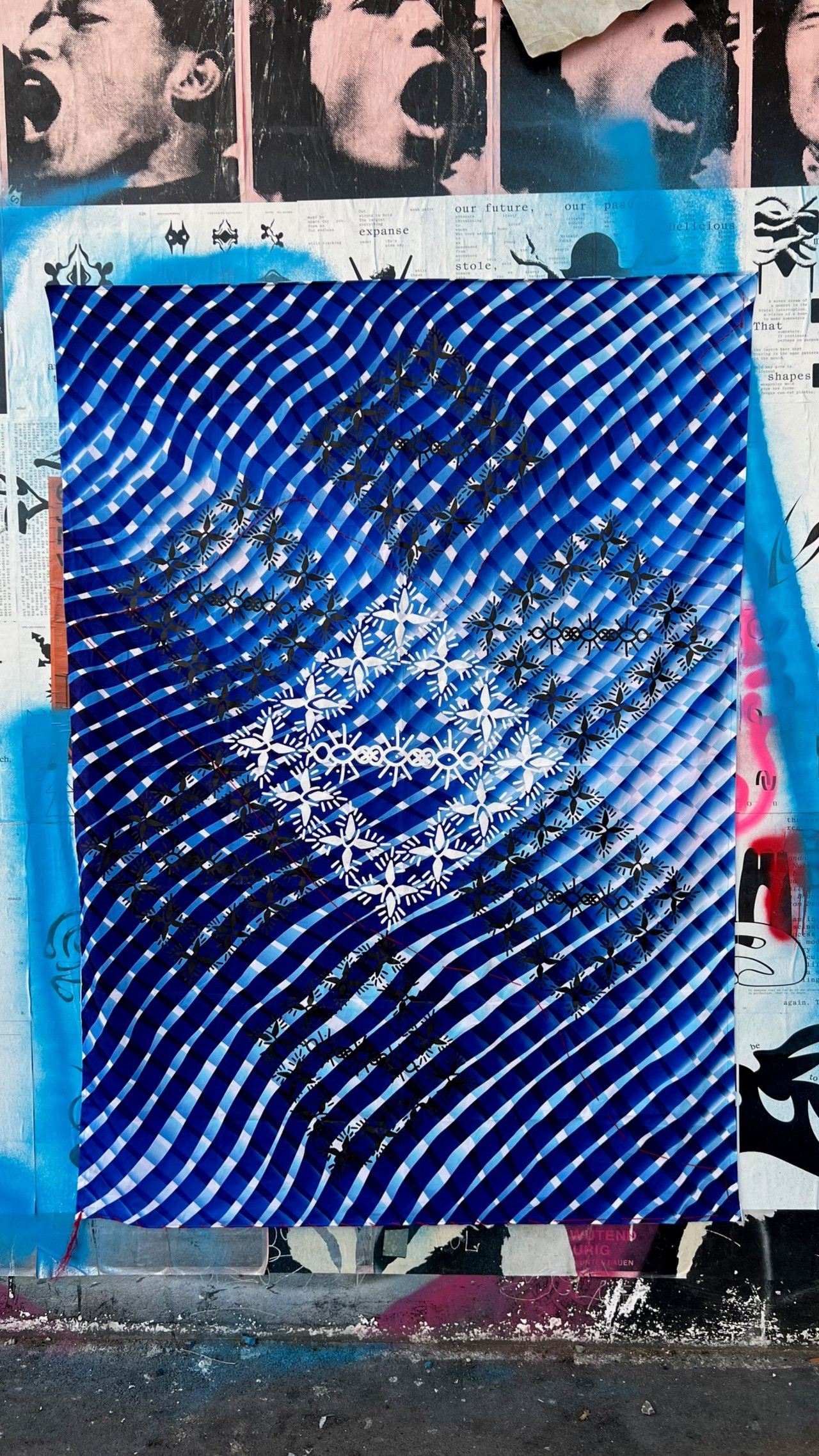 Fotografie einer mit Mustern beklebten Wand