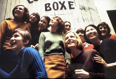 Vol. II / image 27 / page 88 Studio Hollenstein, women employees at the entrance of the studio in Paris, ca. 1960, photographer unknown. © Estate of Albert Hollenstein and Ville de Paris / Bibliothèque Forney (RES ICO 5515 08)