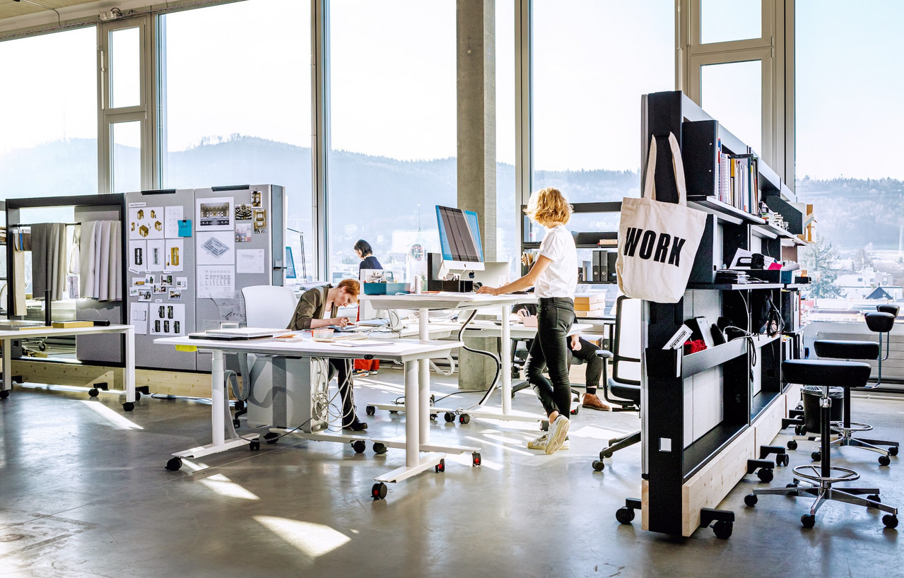 Diese Arbeitssituation zeigt die «Dancing Walls» von Vitra im Studio Hürlemann und referenziert auf den im CAS thematisierten «Working Space».