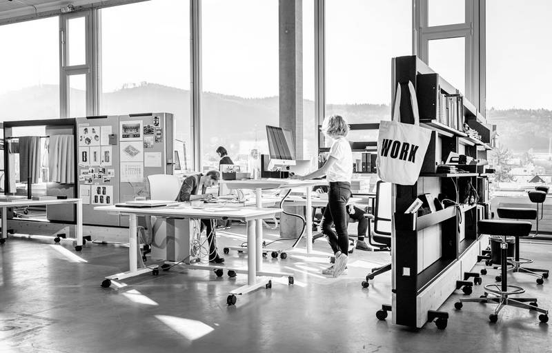 Diese Arbeitssituation zeigt die «Dancing Walls» von Vitra im Studio Hürlemann und referenziert auf den im CAS thematisierten «Working Space».
