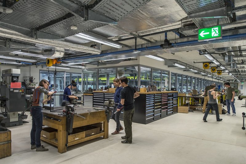 In den Werkstätten treffen sich Studierende verschiedener Studiengänge und Departemente, um an ihren Projekten zu arbeiten. Die Werkstattverantwortlichen beraten sie, wo Fachwissen nötig ist.