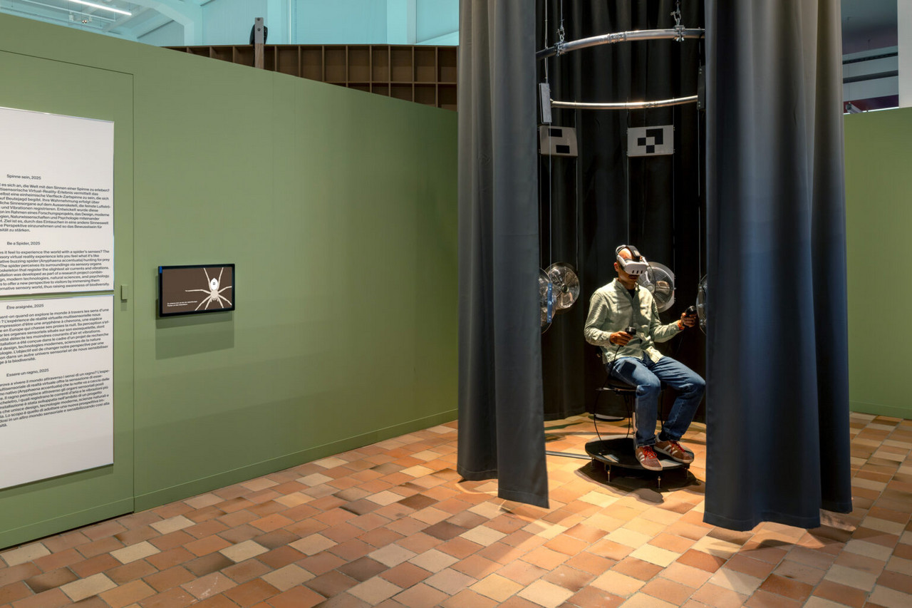 Die Installation «Spinne sein» in der Ausstellung «Museum oft the Future – 17 digitale Experimente» im Museum für Gestaltung Zürich, Bild: Foto: Umberto Romito, Ivan Šuta, Museum für Gestaltung Zürich, © ZHdK