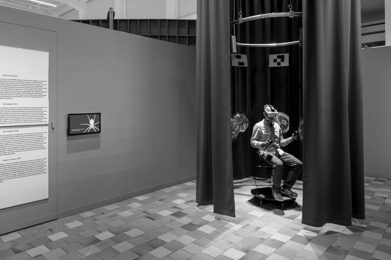 Die Installation «Spinne sein» in der Ausstellung «Museum oft the Future – 17 digitale Experimente» im Museum für Gestaltung Zürich, Bild: Foto: Umberto Romito, Ivan Šuta, Museum für Gestaltung Zürich, © ZHdK